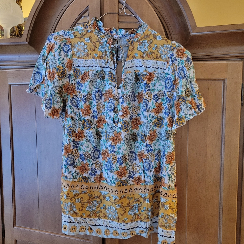 NWT Woman's Casual Lightweight Multicolor Flowery Short Sleeves Blouse Size M/L